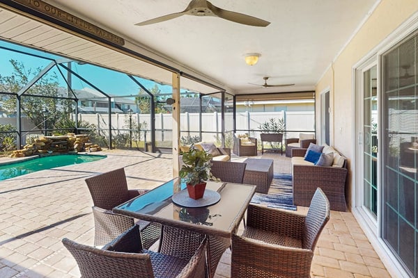 Spacious home with beautiful pool & waterfall -close to beaches and IMG Academ