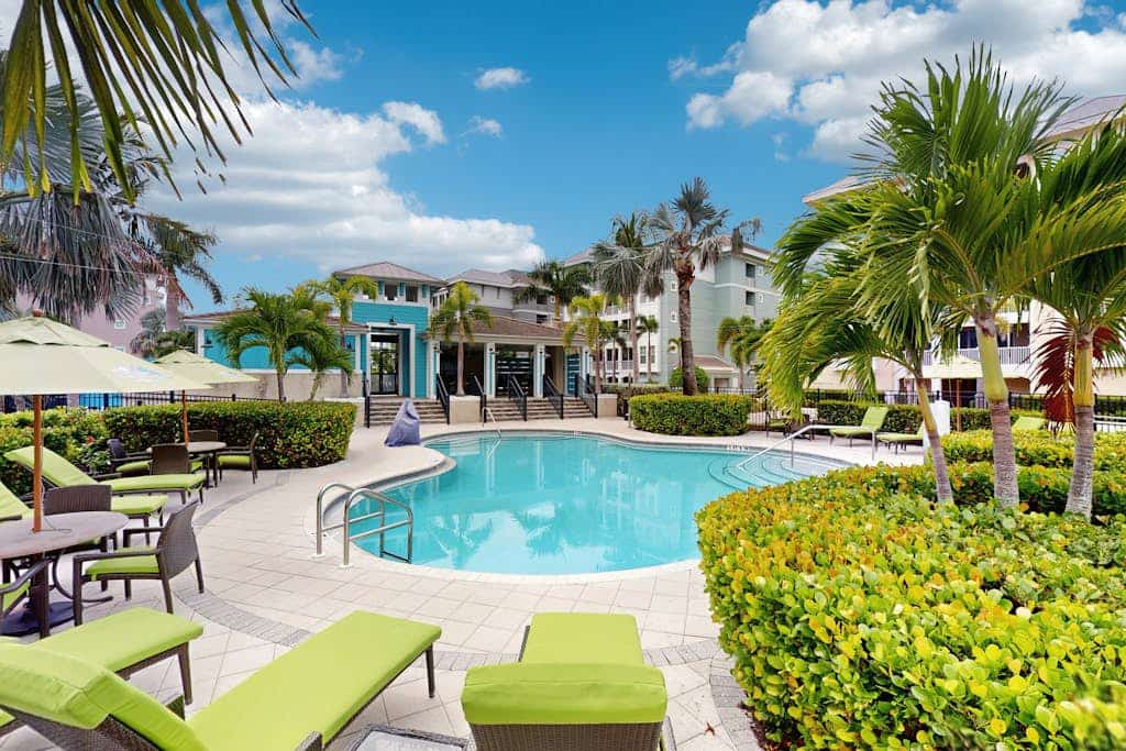 Coastal chic one mile to beaches, pool, grills, splash park and dog friendly, WD