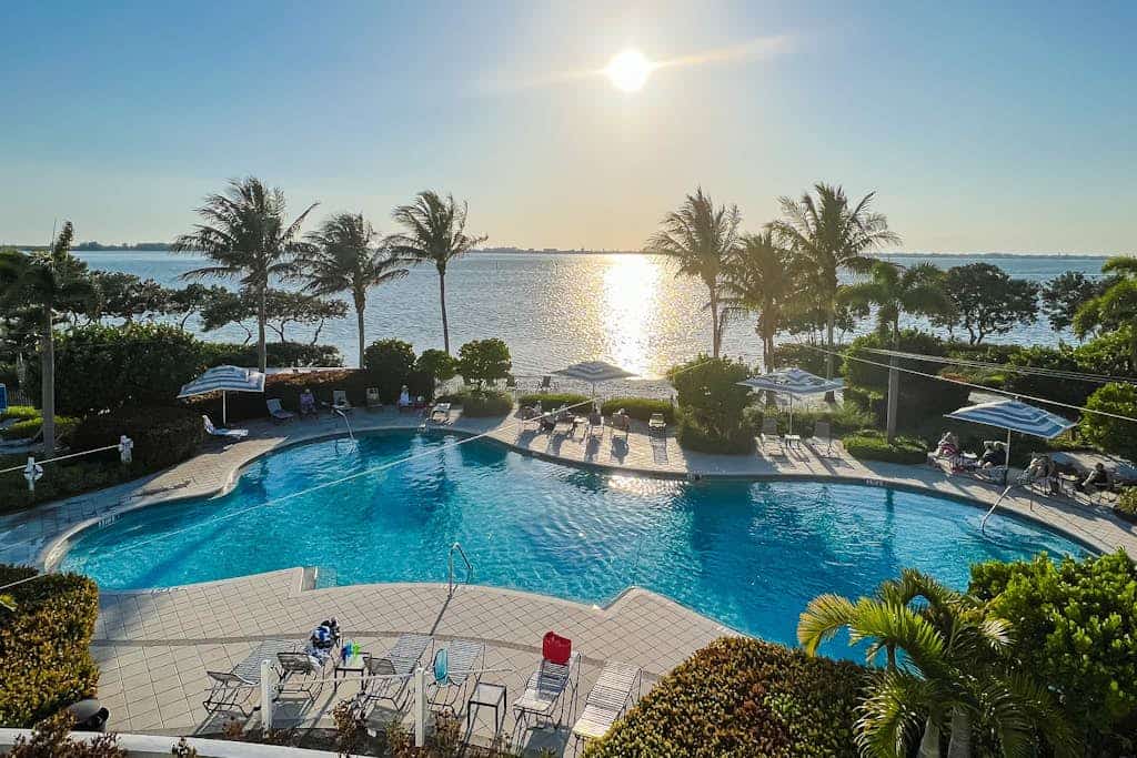 Coastal chic one mile to beaches, pool, grills, splash park and dog friendly, WD