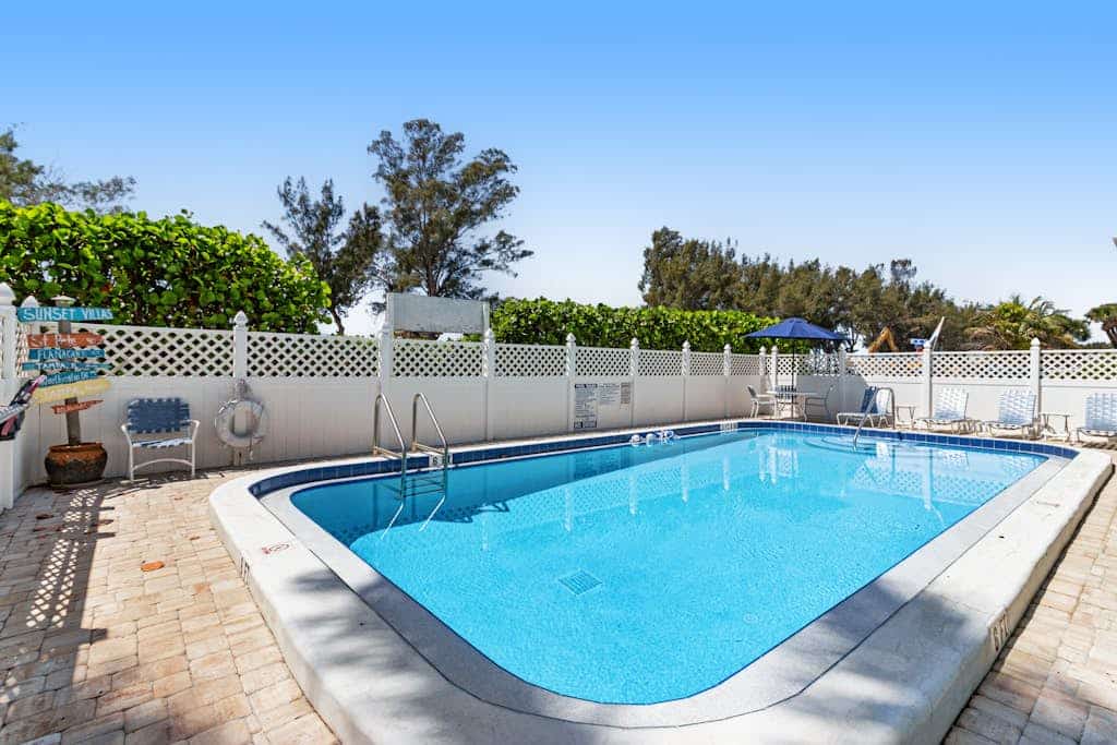 Oceanview condo with WiFi & pool - across the street from the beach