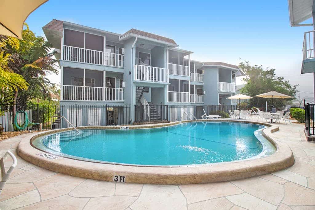 Snowbird-friendly condo with WiFi, AC, W/D, balcony, pool & grill