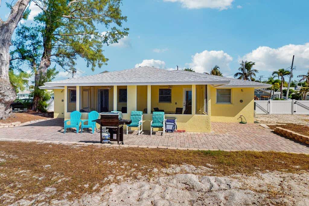 Quaint beachfront duplex in ideal location with screened lanai & free trolley