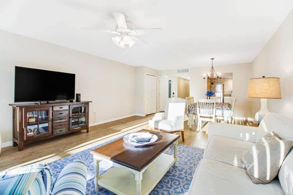 Seaside family-friendly condo with WiFi, pool & prime location