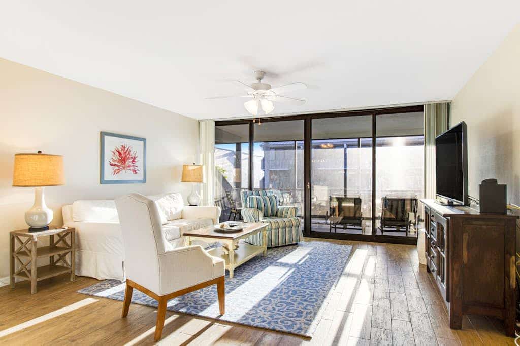Seaside family-friendly condo with WiFi, pool & prime location