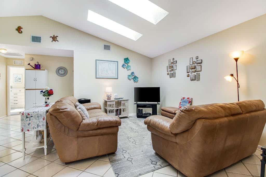 Lakeside Home - Snowbird-Friendly, Pool, Internet, AC, Washer/Dryer, Dogs OK