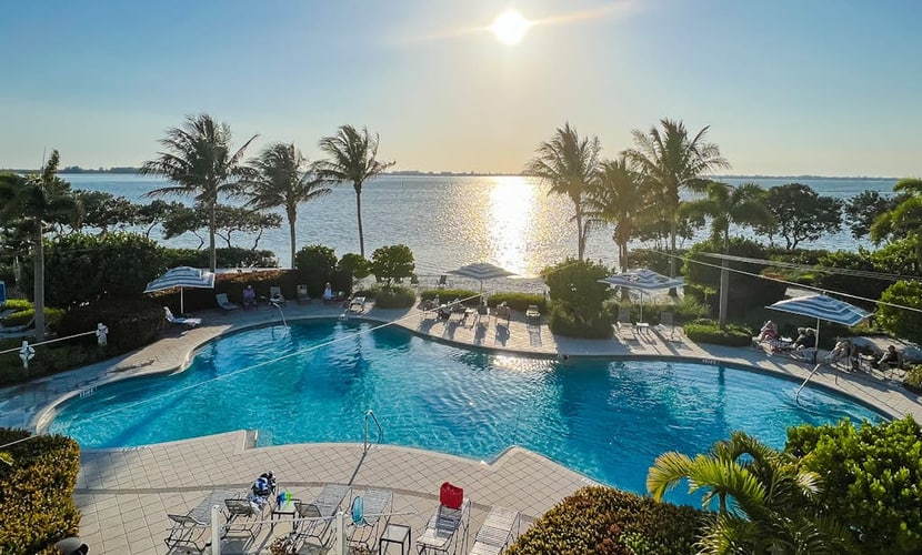 Luxurious home with AC, Wifi, resort style amenities and close to Gulf beaches