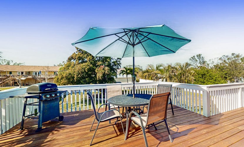 Bright condo with private balcony, washer/dryer, & WiFi- close to the beach