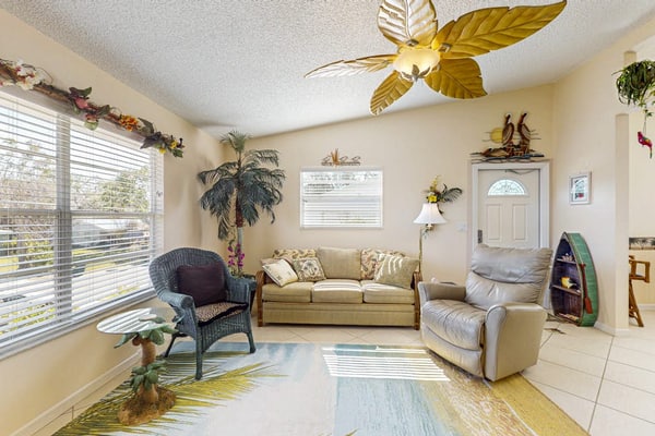 Bright condo with private balcony, washer/dryer, & WiFi- close to the beach