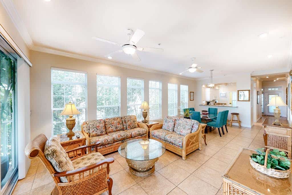 Sunny Beach to Bay Condo W/ Shared Pool, Free WiFi, Washer/Dryer, Garage Parking