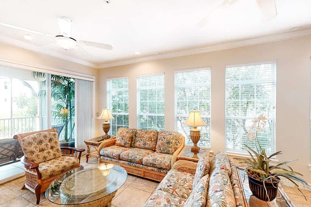 Sunny Beach to Bay Condo W/ Shared Pool, Free WiFi, Washer/Dryer, Garage Parking