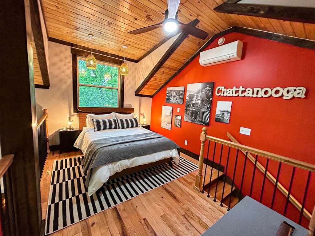 The Trackside Depot, Hot Tub and Private Patio