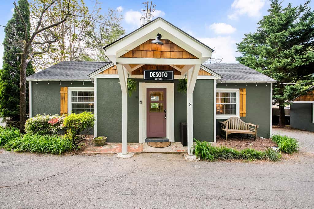 Desoto Cottage Hot Tub & Breakfast Treats