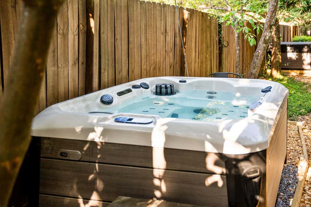 Desoto Cottage Hot Tub & Breakfast Treats