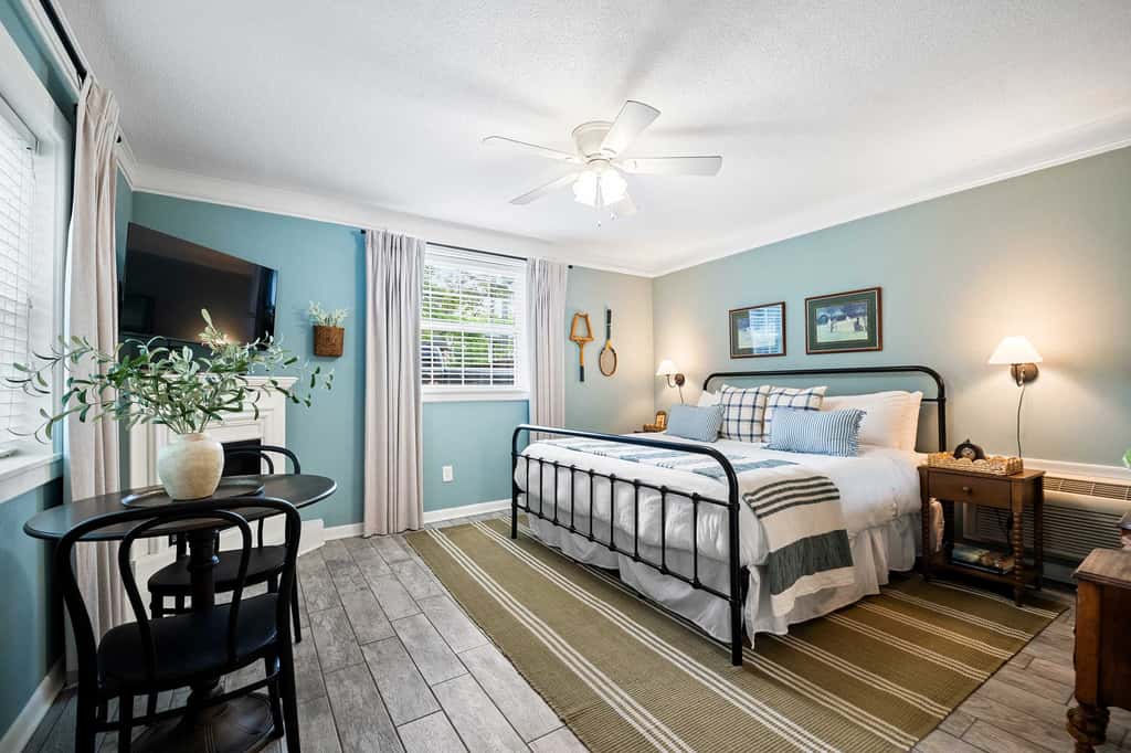 Desoto Cottage Hot Tub & Breakfast Treats