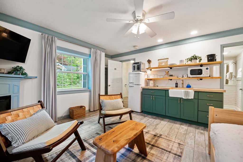 Desoto Cottage Hot Tub & Breakfast Treats