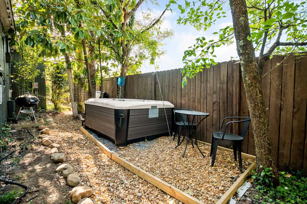 Desoto Cottage Hot Tub & Breakfast Treats