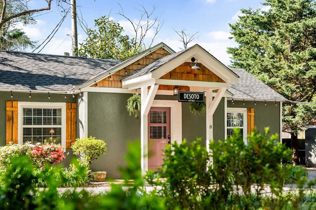 Desoto Cottage Hot Tub & Breakfast Treats