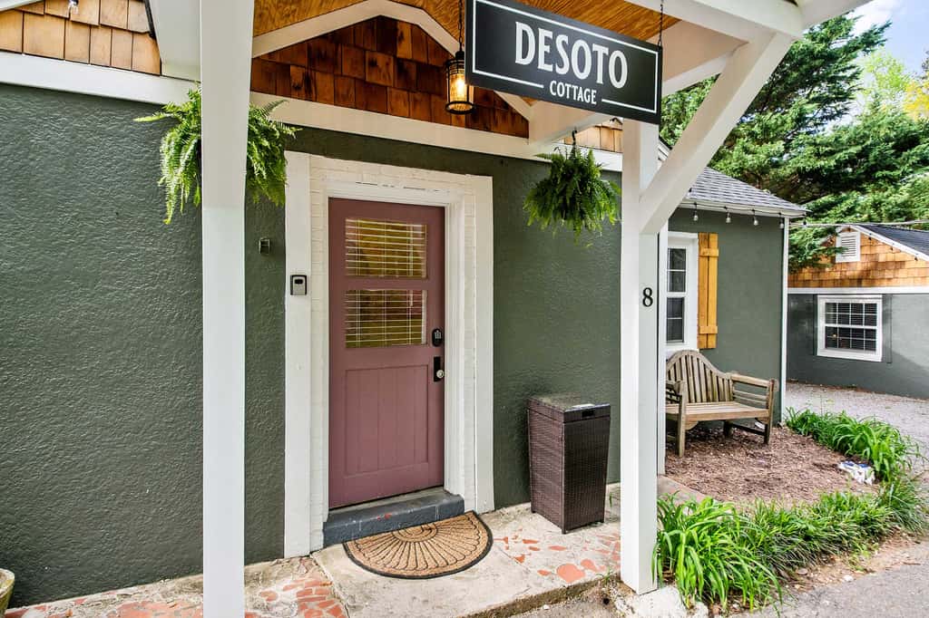 Desoto Cottage Hot Tub & Breakfast Treats