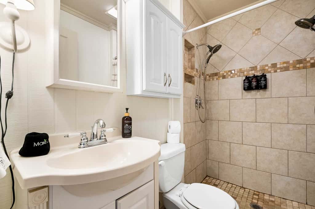 Etowah Suite w Hot Tub, Family Stay Near Rock City