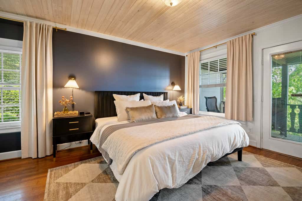 Historic Riverview Inn - King Room One