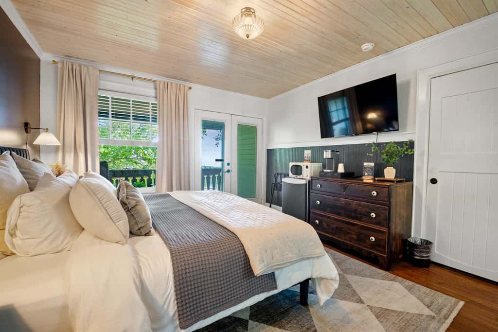 Historic Riverview Inn - King Room One