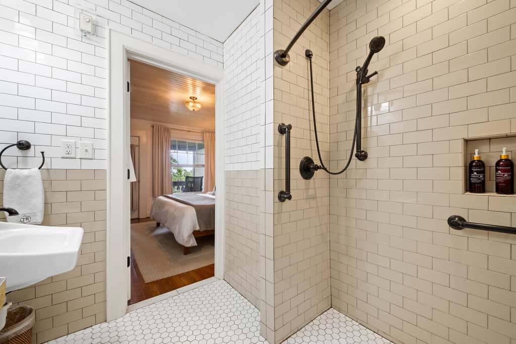 Historic Riverview Inn - King Room Two