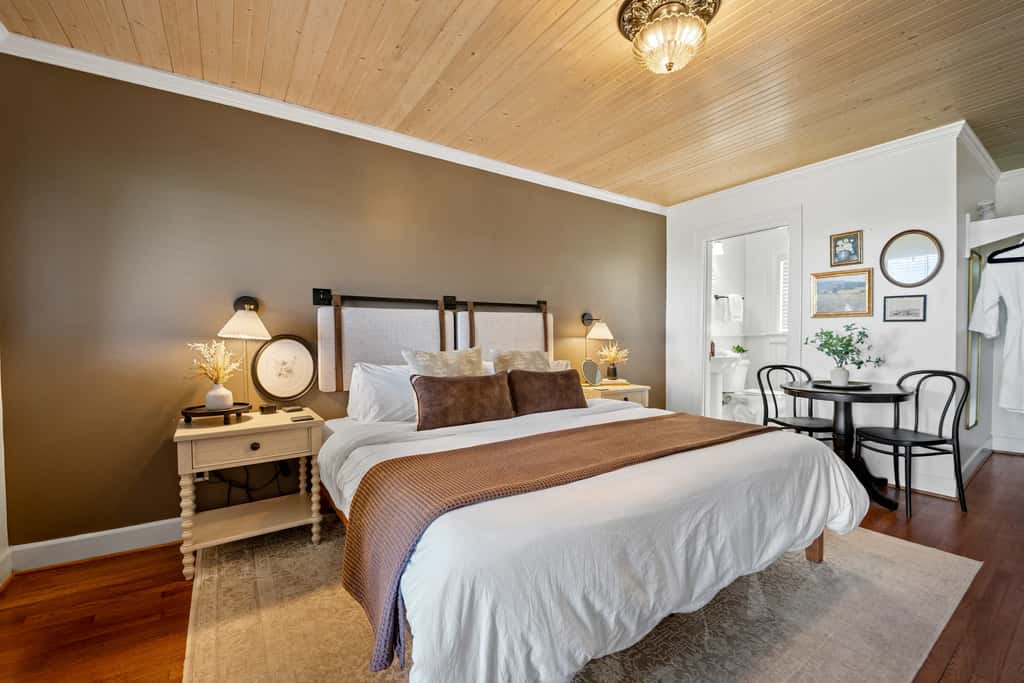 Historic Riverview Inn - King Room Seven