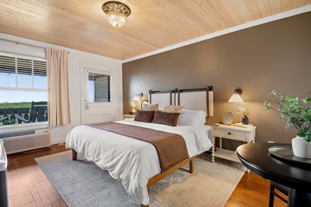 Historic Riverview Inn - King Room Seven