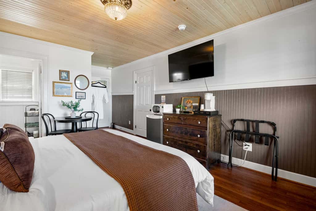 Historic Riverview Inn - King Room Seven