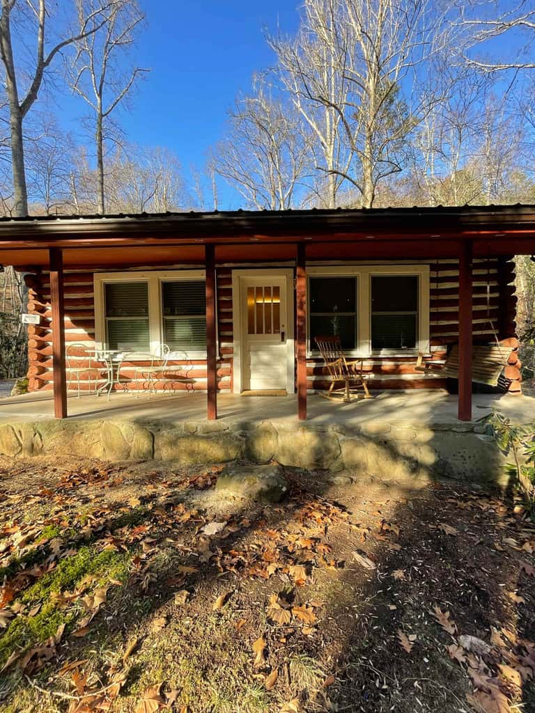 Peaceful Creekside Cabin, Dog-friendly, Hot Tub, Gas Fireplace, Gas Grill