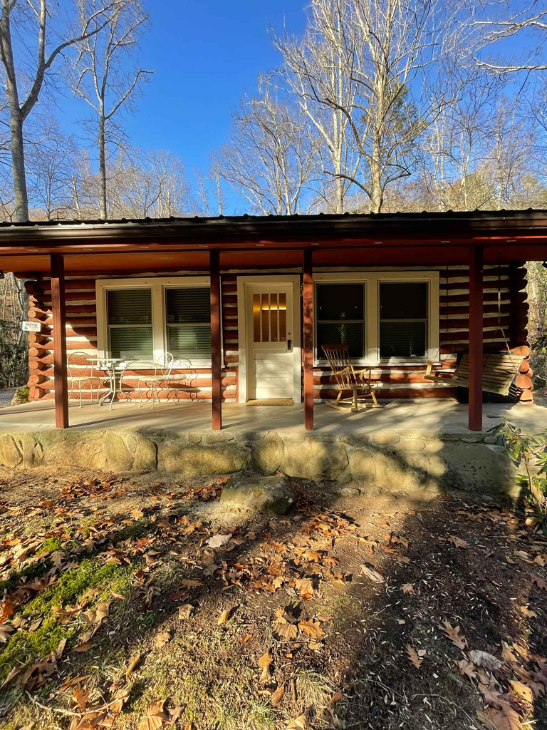 Peaceful Creekside Cabin, Dog-friendly, Hot Tub, Gas Fireplace, Gas Grill