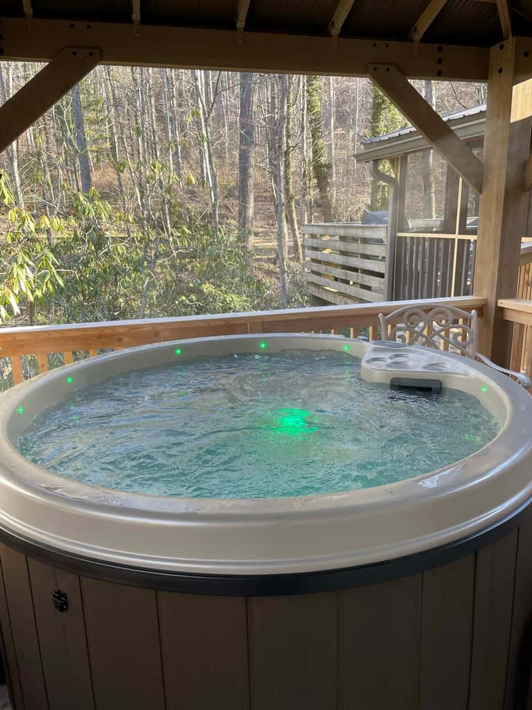 Peaceful Creekside Cabin, Dog-friendly, Hot Tub, Gas Fireplace, Gas Grill
