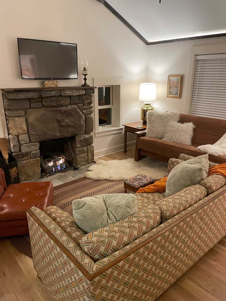 Peaceful Creekside Cabin, Dog-friendly, Hot Tub, Gas Fireplace, Gas Grill