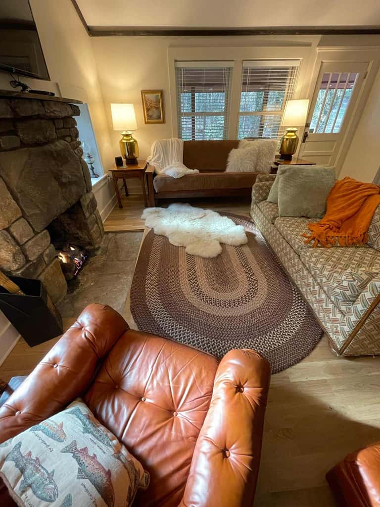 Peaceful Creekside Cabin, Dog-friendly, Hot Tub, Gas Fireplace, Gas Grill