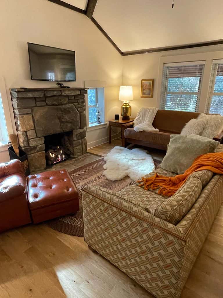 Peaceful Creekside Cabin, Dog-friendly, Hot Tub, Gas Fireplace, Gas Grill