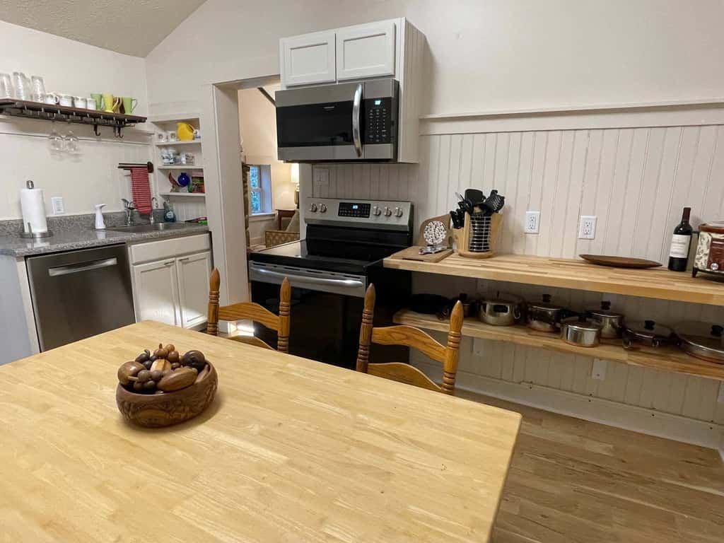 Peaceful Creekside Cabin, Dog-friendly, Hot Tub, Gas Fireplace, Gas Grill