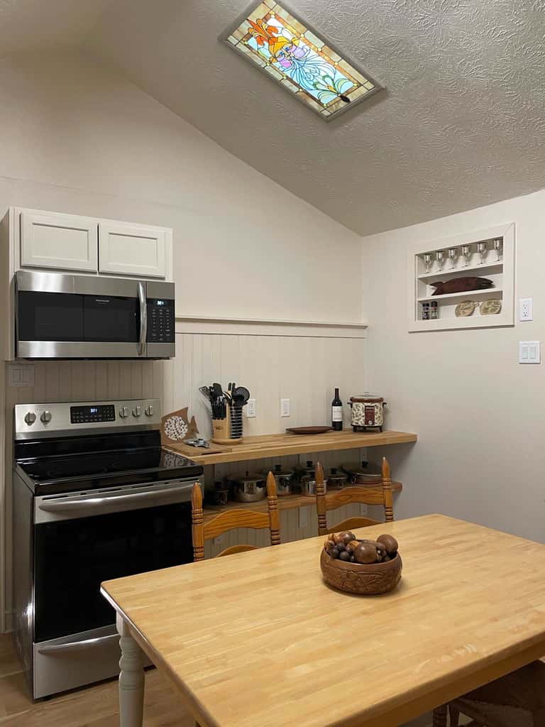 Peaceful Creekside Cabin, Dog-friendly, Hot Tub, Gas Fireplace, Gas Grill