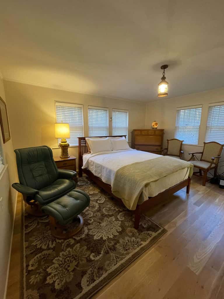 Peaceful Creekside Cabin, Dog-friendly, Hot Tub, Gas Fireplace, Gas Grill