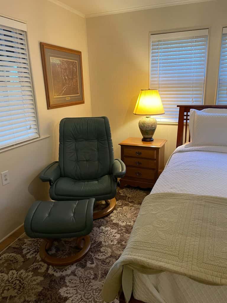 Peaceful Creekside Cabin, Dog-friendly, Hot Tub, Gas Fireplace, Gas Grill
