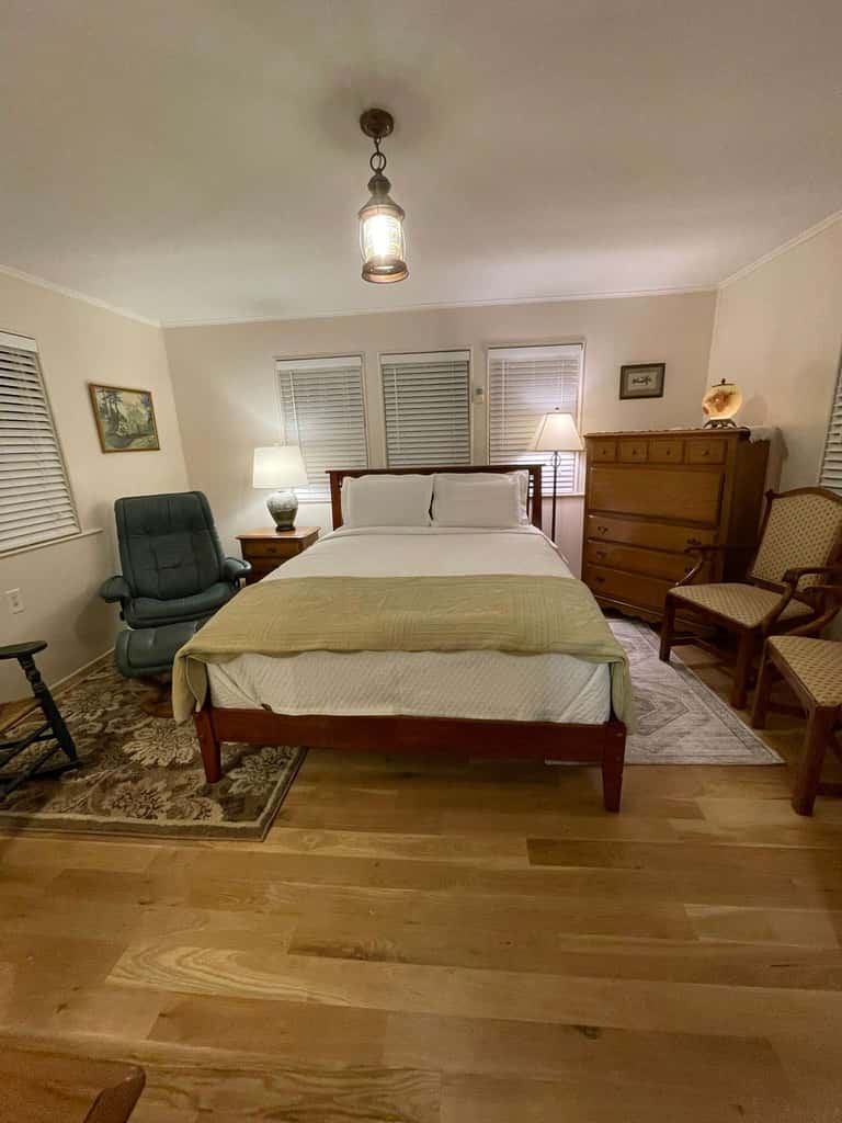 Peaceful Creekside Cabin, Dog-friendly, Hot Tub, Gas Fireplace, Gas Grill