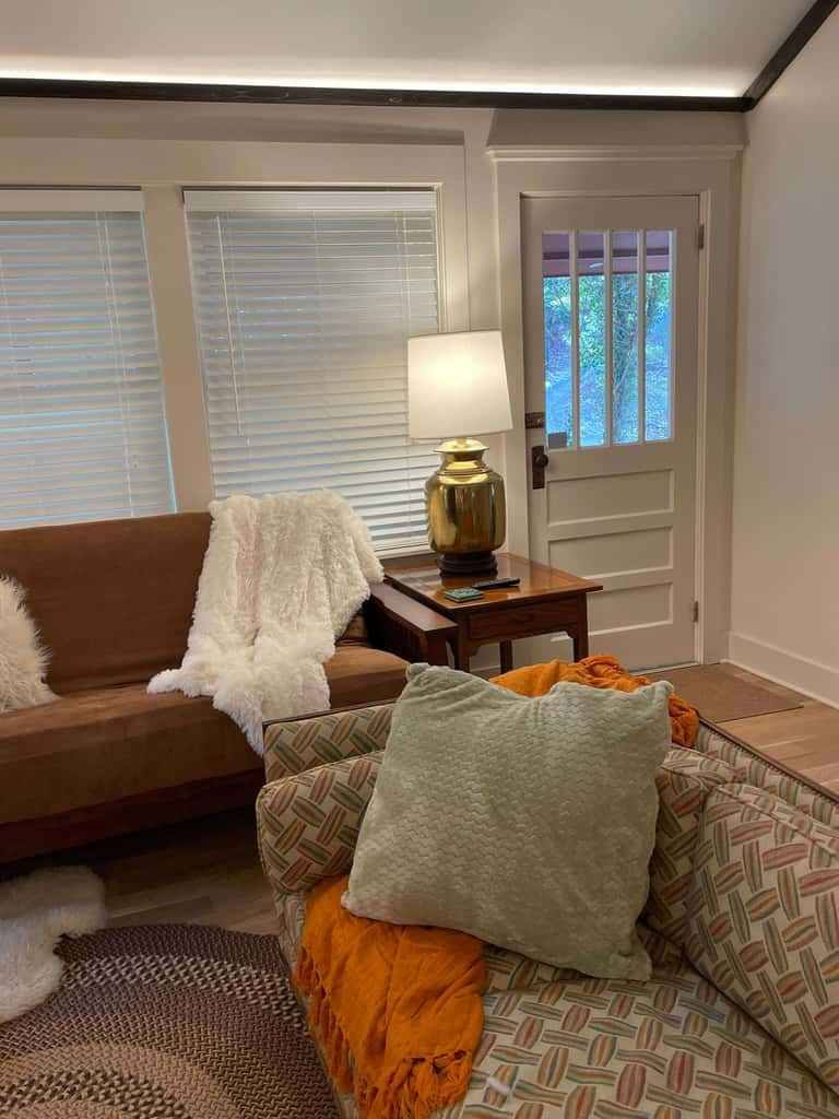 Peaceful Creekside Cabin, Dog-friendly, Hot Tub, Gas Fireplace, Gas Grill