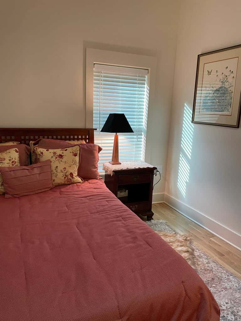 Peaceful Creekside Cabin, Dog-friendly, Hot Tub, Gas Fireplace, Gas Grill