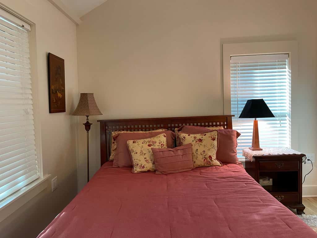 Peaceful Creekside Cabin, Dog-friendly, Hot Tub, Gas Fireplace, Gas Grill