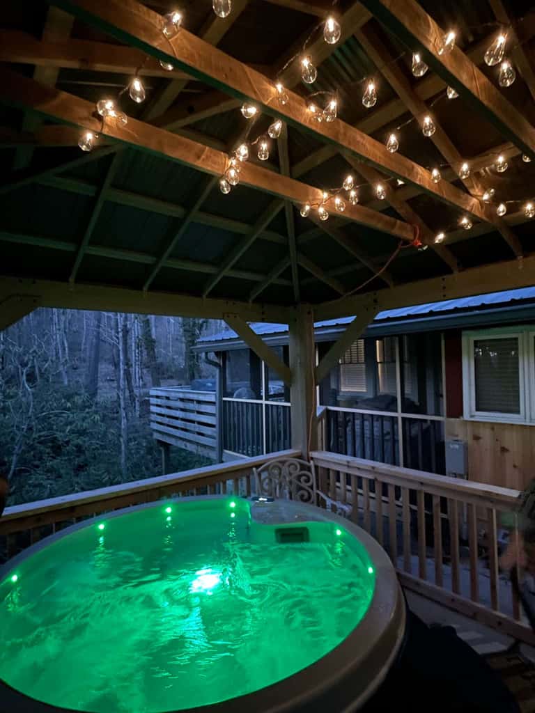 Peaceful Creekside Cabin, Dog-friendly, Hot Tub, Gas Fireplace, Gas Grill