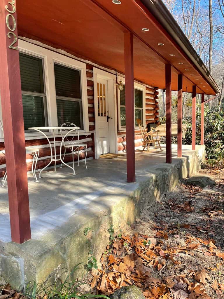 Peaceful Creekside Cabin, Dog-friendly, Hot Tub, Gas Fireplace, Gas Grill