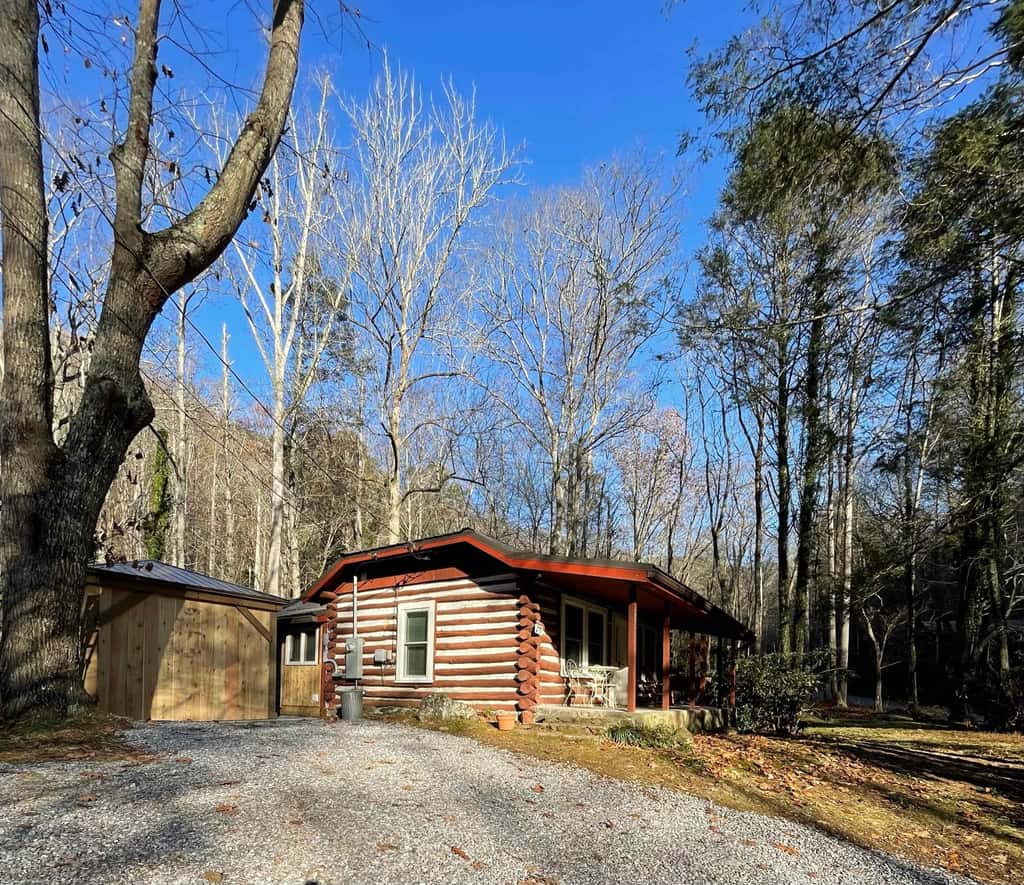 Peaceful Creekside Cabin, Dog-friendly, Hot Tub, Gas Fireplace, Gas Grill