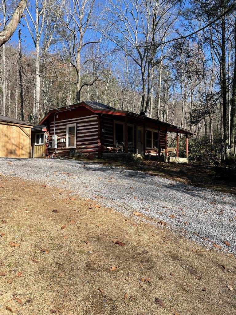 Peaceful Creekside Cabin, Dog-friendly, Hot Tub, Gas Fireplace, Gas Grill