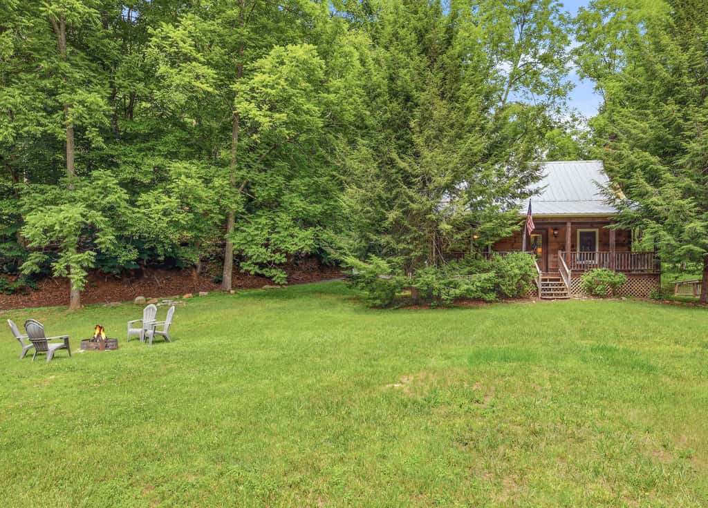 Creekfront Cottage, scenic views, dog-friendly, firepit, gas grill, gas fireplace