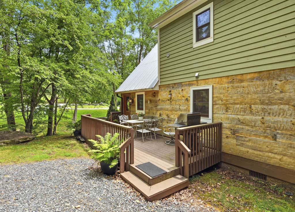 Creekfront Cottage, scenic views, dog-friendly, firepit, gas grill, gas fireplace