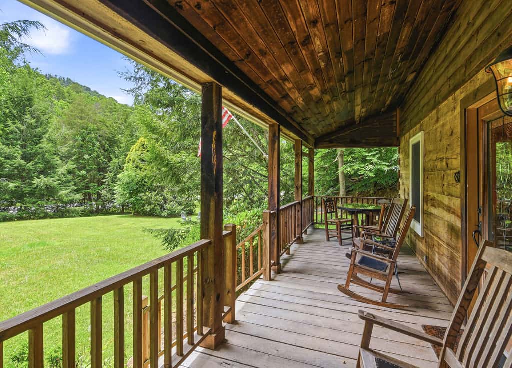 Creekfront Cottage, scenic views, dog-friendly, firepit, gas grill, gas fireplace